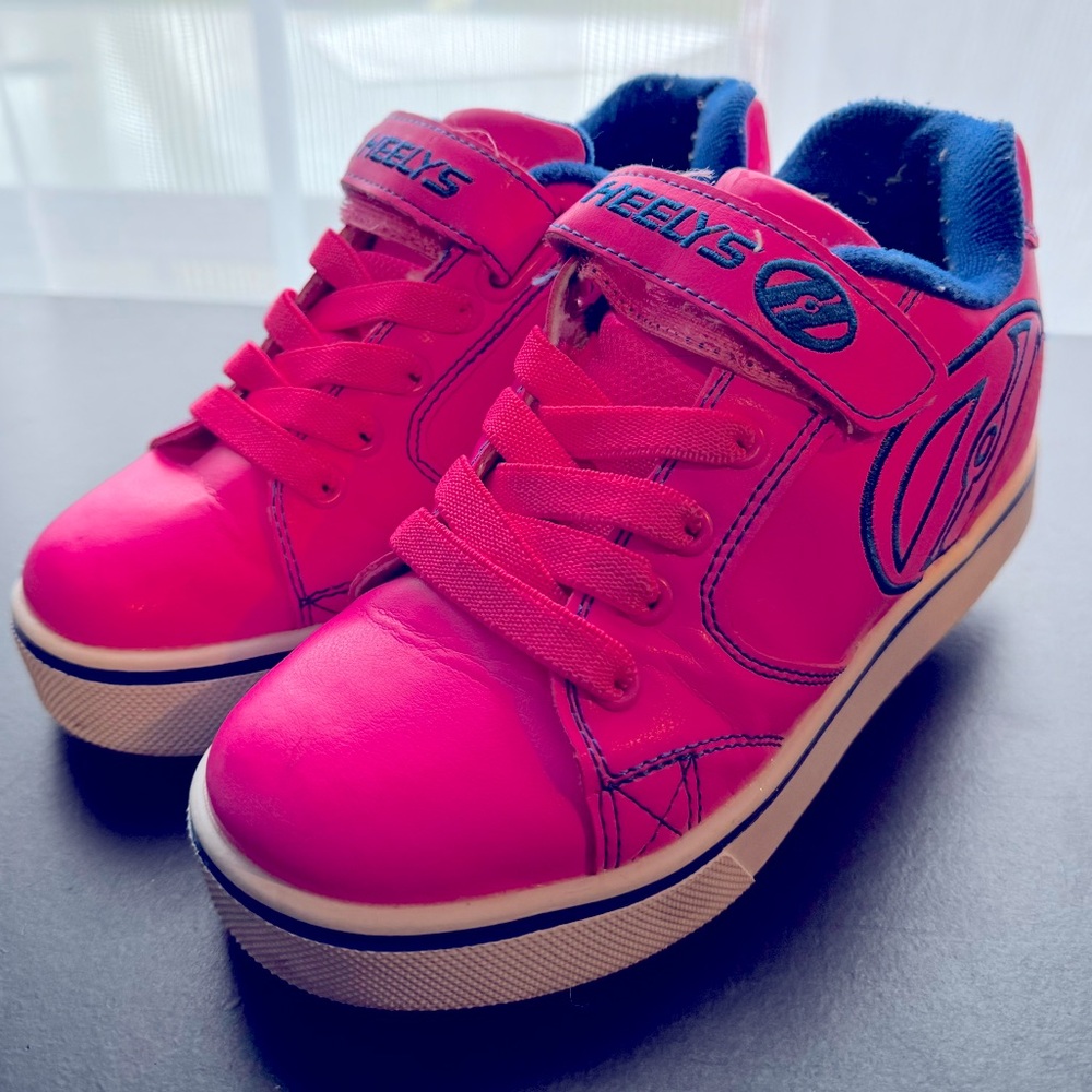 USED KIDS HEELYS SIZE 1